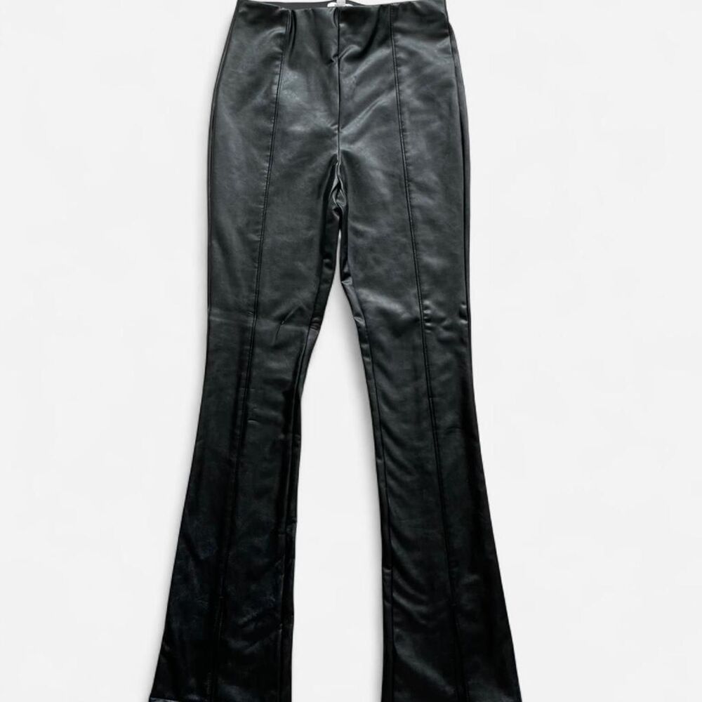 Cute faux leather pants in black with middle seam